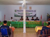 Kepala Desa Banmaleng, Pulau Giliraja, Kecamatan Giligenting, Sumenep, Ramli, saat memimpin jalannya musyawarah perencanaan pembangunan desa (Musrenbangdes) di pendopo desa setempat.
