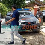 Foto: Tim Resmob Polres Sumenep, memasuki mobil saat keluar dari kantor Dinas Pariwisata Kebudayaan Pemuda dan Olahraga Sumenep.