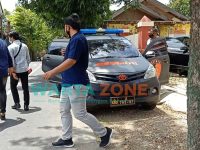 Foto: Tim Resmob Polres Sumenep, memasuki mobil saat keluar dari kantor Dinas Pariwisata Kebudayaan Pemuda dan Olahraga Sumenep.