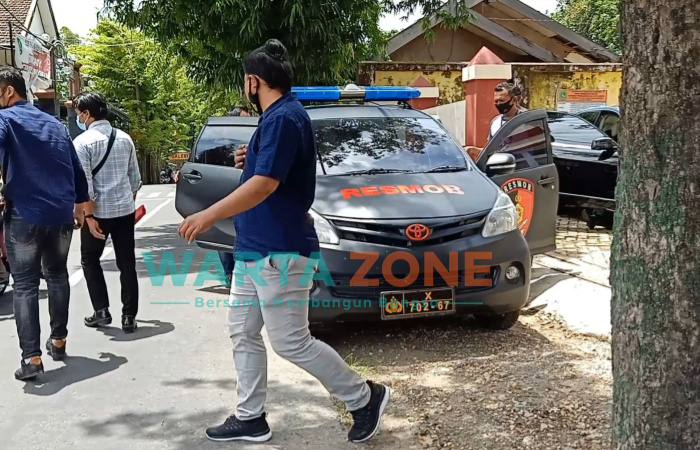 Foto: Tim Resmob Polres Sumenep, memasuki mobil saat keluar dari kantor Dinas Pariwisata Kebudayaan Pemuda dan Olahraga Sumenep.