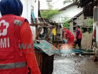 Foto: Tim wash PMI Kabupaten Jember, saat menguras sumur-sumur milik warga yang terdampak banjir.
