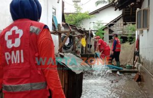 Tim Wash PMI Jember Lakukan Normalisasi Sumur Warga Pasca Banjir