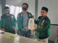 Foto: Ketua PW GPK Jatim, Mohammad Khozin, saat menyerahkan SK pengangkatan kepada Plt Ketua PC GPK Jember Ikbal Wilda Fardana.