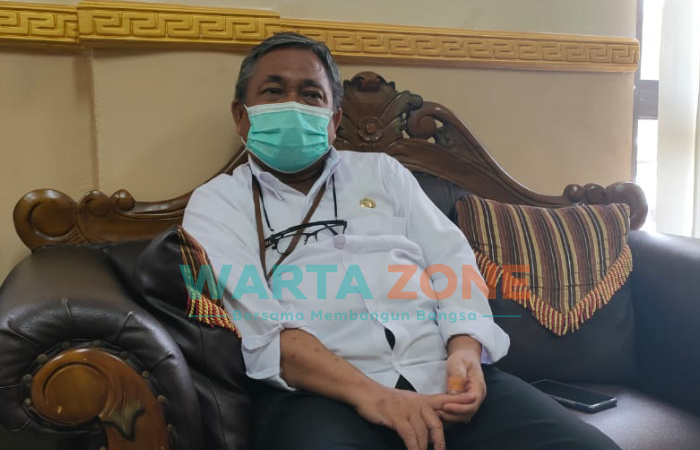 BERMASKER: Kepala Dinas Kesehatan (Dinkes) Sumenep, Agus Mulyono, saat ditemui di kantornya (Foto: Abd Wakid)
