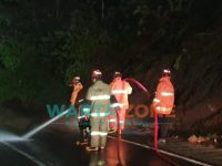 Foto: Sejumlah petugas saat membersihkan material longsor dengan menggunakan alat berat, selanjutnya dilakukan penyemprotan sisa material longsor, agar permukaan jalan tidak licin.