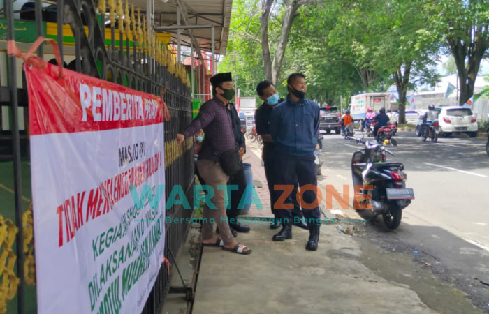 Foto: Lokasi Masjid Rhoudatul Muchlisin Timur (Masjid Condro), dijaga ketat oleh petugas keamanan Masjid Rhoudatul Muchlisin Barat.