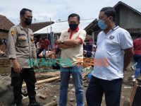 Foto: CEO Dafam Hotel Management (DHM) Andy Irawan Kristyanto, saat menyalurkan program Corporate Social Responsibility (CSR) dalam bentuk bahan penunjang pembangunan di lokasi banjir.