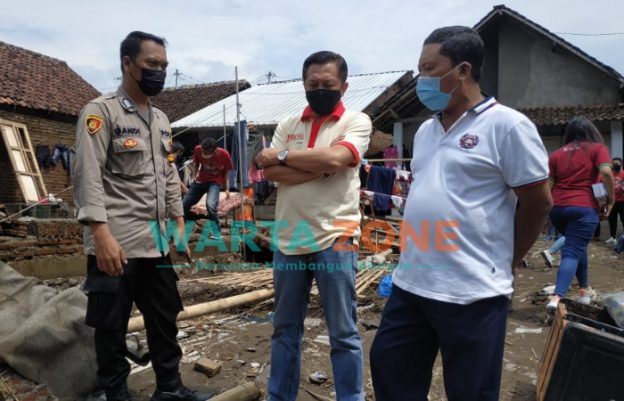 Foto: CEO Dafam Hotel Management (DHM) Andy Irawan Kristyanto, saat menyalurkan program Corporate Social Responsibility (CSR) dalam bentuk bahan penunjang pembangunan di lokasi banjir.