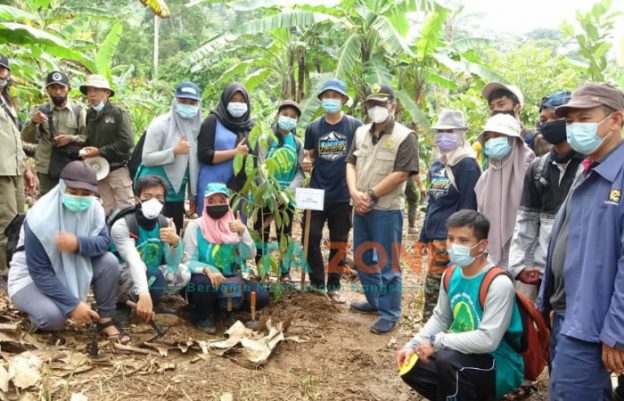 Foto: Aksi Penanaman pohon di Lahan Taman Nasional Meru Betiri bersama Forkopimda dan segenap keluarga Universitas Jember.
