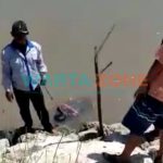 Foto: Mayat tanpa identitas, saat ditemukan pemancing di muara sungai Pancer, Kecamatan Puger, Kabupaten Jember.
