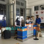 Sejumlah calon penumpang saat berada di stasiun Kereta Api Indonesia (KAI) Daerah Operasional (Daop) 9 Jember.