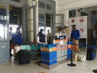 Sejumlah calon penumpang saat berada di stasiun Kereta Api Indonesia (KAI) Daerah Operasional (Daop) 9 Jember.