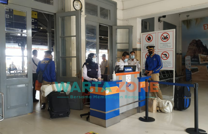 Sejumlah calon penumpang saat berada di stasiun Kereta Api Indonesia (KAI) Daerah Operasional (Daop) 9 Jember.
