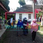 Foto: Terlihat masyarakat sudah mengantri untuk pengambilan kartu BPNT di Kantor Kelurahan Kecamatan Kaliwates, Jember.