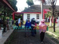 Foto: Terlihat masyarakat sudah mengantri untuk pengambilan kartu BPNT di Kantor Kelurahan Kecamatan Kaliwates, Jember.