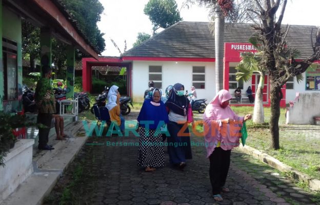 Foto: Terlihat masyarakat sudah mengantri untuk pengambilan kartu BPNT di Kantor Kelurahan Kecamatan Kaliwates, Jember.