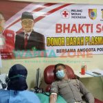 Foto: Salah satu anggota polisi saat mengikuti bhakti sosial Donor darah Plasma Konvalesen di UDD PMI Kabupaten Jember.