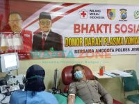 Foto: Salah satu anggota polisi saat mengikuti bhakti sosial Donor darah Plasma Konvalesen di UDD PMI Kabupaten Jember.