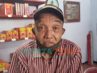 Foto: Penjual alat-alat sembahyang di Kelenteng Pai Lien San Jember.
