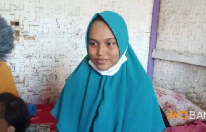 Foto: Siti Zainah (25) warga Kampung Gabungan tetap akan rawat bayinya, yang lahir pada pada Rabu (10/2/2021) sekitar pukul 12.45 WIB. (Ayobandung.com/Muhammad Ikhsan).