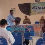 Foto: Sejumlah wali murid dan segenap guru SMAN Rambipuji, saat menggelar rapat di ruang aula terkait gagalnya mendaftar ke Perguruan Tinggi.