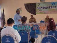 Foto: Sejumlah wali murid dan segenap guru SMAN Rambipuji, saat menggelar rapat di ruang aula terkait gagalnya mendaftar ke Perguruan Tinggi.