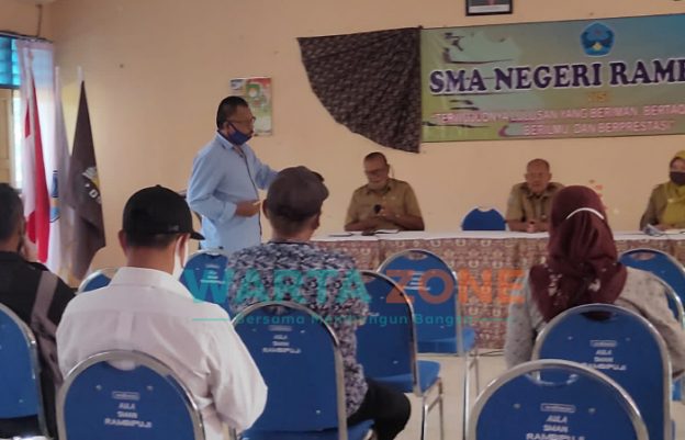 Foto: Sejumlah wali murid dan segenap guru SMAN Rambipuji, saat menggelar rapat di ruang aula terkait gagalnya mendaftar ke Perguruan Tinggi.