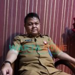 SANTAI: Kepala Bagian Hukum Setdakab Sumenep, Hizbul Wathan saat ditemui di kantornya (Foto: Abd Wakid)