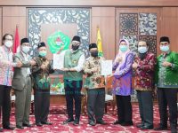 Bupati Pamekasan, Madura, Jawa Timur, saat menerima naskah hasil kajian akademik pemekaran kabupaten atau kota dari pimpinan perguruan tinggi di Pendopo Mandhapa Agung Ronggosukawati.