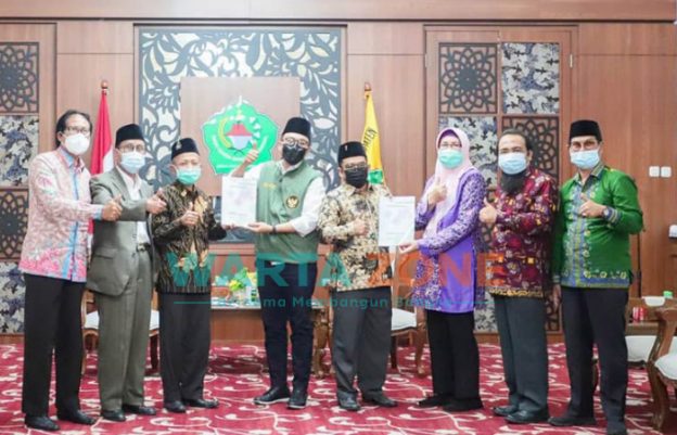 Bupati Pamekasan, Madura, Jawa Timur, saat menerima naskah hasil kajian akademik pemekaran kabupaten atau kota dari pimpinan perguruan tinggi di Pendopo Mandhapa Agung Ronggosukawati.