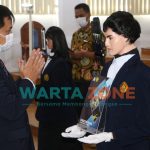 Dekan Fakultas Teknik Universitas Jember, Triwahyu Hardianto, saat menyalami robot mewakili lulusan dalam acara Yudisium Program Pasca Sarjana, Sarjana dan Diploma III, Periode II Tahun Akademik 2020/2021.