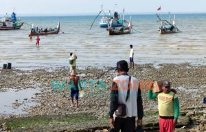 Pencarian ABK KM Berhasil II Terus Dilakukan, Nelayan Lobuk Sisir Perairan Gili Labak