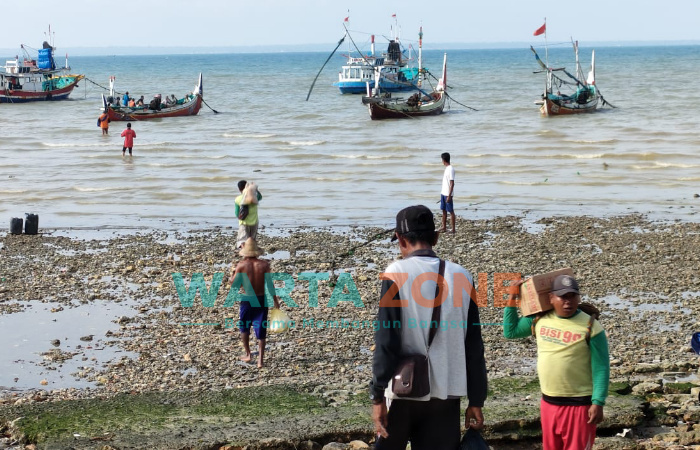 Foto: Sejumlah relawan yang terdiri dari nelayan setempat, saat hendak melakukan pencarian tiga korban tenggelam KM Berhasil II.
