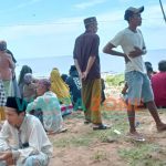 BERJUBEL: Warga Desa Jadung dan sekitar saat menunggu kabar pencarian korban (Foto: Rezy for Wartazone)