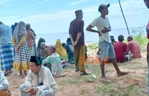 BERJUBEL: Warga Desa Jadung dan sekitar saat menunggu kabar pencarian korban (Foto: Rezy for Wartazone)