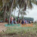 BERKUMPUL: Sanak keluarga dan warga Desa Jadung masih bertahan di pinggir pantai setempat (Foto: Abd Wakid)