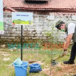 Foto: Bupati Pamekasan, Baddrut Tamam, saat menghadiri acara penanaman pohon dalam program langit biru milik PT. Pertamina di lapangan Pondok Pesantren Assyahidul Kabir Sumber Batu, Desa Blumbungan Kecamatan Larangan.