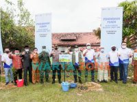 Foto bersama Bupati Pamekasan, Baddrut Tamam, dalam acara penanaman pohon dalam program langit biru milik PT. Pertamina di lapangan Pondok Pesantren Assyahidul Kabir Sumber Batu, Desa Blumbungan Kecamatan Larangan.