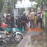 Foto: Sejumlah warga dan pengendara membantu mobil terguling untuk dikembalikan ke posisi semula. Tepatnya di bawah jembatan semanggi di Jalan Bengawan Solo, Jember.