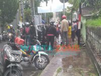 Foto: Sejumlah warga dan pengendara membantu mobil terguling untuk dikembalikan ke posisi semula. Tepatnya di bawah jembatan semanggi di Jalan Bengawan Solo, Jember.