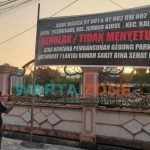 Foto: Banner berukuran 4x1,6 meter yang dipasang oleh warga atas penolakan rencana pembangunan gedung setinggi 7 lantai di RSBS Jember.
