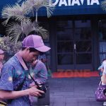 BERBAKAT: Almarhum Sawawi saat pegang kamera (Foto:IG@Dzaw_balelo)