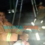 Foto: Petugas Pemadam Kebakaran (Damkar) saat mengevakuasi sarang tawon yang berada di Kantor EO di Jalan Jambu Kecamatan Patrang, Kabupaten Jember.
