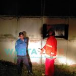 Foto: Anggota Pemadam Kebakaran (Damkar) Tim B Posko Ambulu yang sudah tiba di lokasi kejadian, namun tidak bisa menjalankan tugas karena pemilik kandang ayam tidak membukakan pintunya.