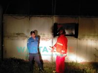 Foto: Anggota Pemadam Kebakaran (Damkar) Tim B Posko Ambulu yang sudah tiba di lokasi kejadian, namun tidak bisa menjalankan tugas karena pemilik kandang ayam tidak membukakan pintunya.