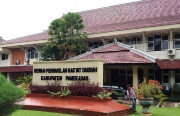 Foto: Tampak depan kantor DPRD Pamekasan, Madura.
