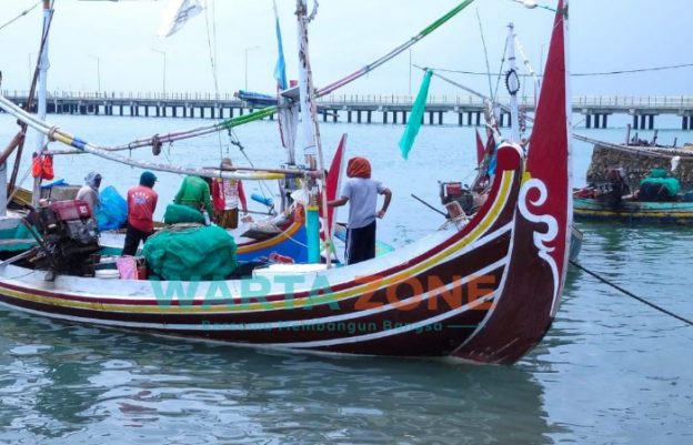 BERLABUH: Nelayan Desa Romben Guna saat tiba di TPI (Foto: Abd Wakid)