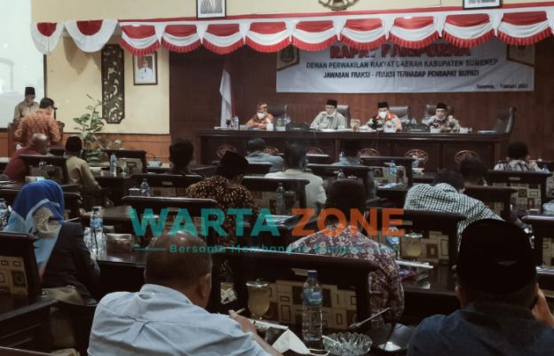 KHIDMAT: Penyampaian jawaban fraksi-fraksi DPRD Sumenep tentang 4 Raperda (Foto: Abd Wakid)