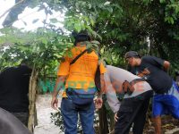 Foto: Anggota polisi, BPBD dan Tagana saat di lokasi kejadian ketika korban melompat ke Sungai Kalisat- Sempolan (Silo), Jember.