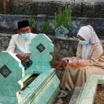 Foto: Bupati Sumenep terpilih, Achmad Fauzi, ditemani istri Nia Kurnia Fauzi saat nyekar ke makam kedua orang tuanya.